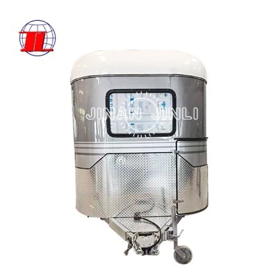 キッチンで2馬のまっすぐな荷物